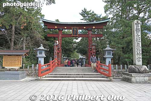 Established in 702 and nicknamed "Kei-san," Kehi Jingu is a major shrine in the Hokuriku Region.
Keywords: fukui tsuruga kehi jingu shrine torii