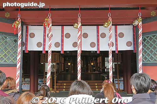 It took about 35 min. to get here for what would normally be a one-min. walk. Five bell ringers for worshippers.
Keywords: fukui tsuruga kehi jingu shrine new year hatsumode