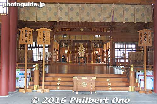 Inside the main shrine.
Keywords: fukui tsuruga kehi jingu shrine new year hatsumode