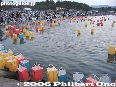 At 6:30 pm, people started releasing their candlelit lanterns into the ocean. Tsuruga, Fukui Pref.
Keywords: fukui tsuruga toro nagashi fireworks festival obon kehi no matsubara beach matsuri8