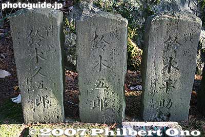 Their names, age, and "senshi" 戦死 (died in battle) are engraved on the stones.
Keywords: fukushima aizu-wakamatsu iimoriyama hill byakkotai white tiger graves tombs memorial