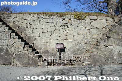 These stairs on the castle's stone walls are called Musha-bashiri. They enabled the warriors to run up to the turrets quickly during attacks. It is one distinguishing feature of the castle. 武者走り
Keywords: fukushima aizuwakamatsu aizu-wakamatsu tsurugajo castle