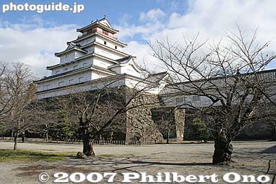 Castle tower as seen from the west side in the Obikurawa 帯郭
Keywords: fukushima aizuwakamatsu aizu-wakamatsu tsurugajo castle tower donjon