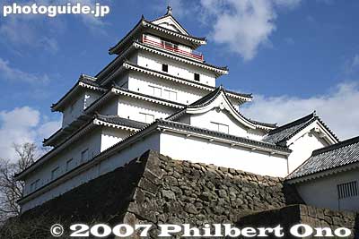 Wakamatsu Castle tower, called tenshukaku. In 1590, Gamo Ujisato became the castle lord and he built a 7-story castle tower completed in 1593. He renamed the castle Tsuruga-jo and renamed the town from Kurokawa to Wakamatsu.
Keywords: fukushima aizuwakamatsu aizu-wakamatsu tsurugajo castle tower donjon