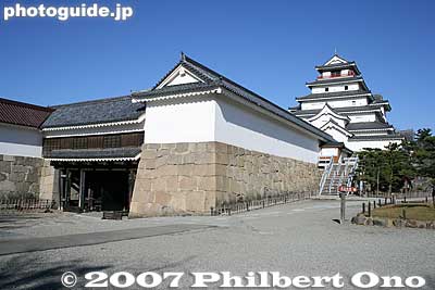 Kurogane-mon Gate on the left, connected to the castle tower on the right via the Hashiri-nagaya Longhouse which houses a gift shop 南走長屋.
Keywords: fukushima aizuwakamatsu aizu-wakamatsu tsurugajo castle tower donjon