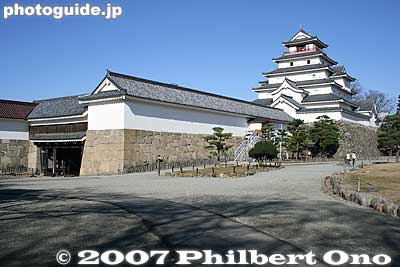 Kurogane-mon Gate on the left, Hashiri-nagaya Longhouse, and castle tower.
Keywords: fukushima aizuwakamatsu aizu-wakamatsu tsurugajo castle tower donjon