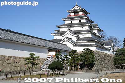 In 1591, Lord Gamo Ujisato (from Hino, Shiga) built a 7-story castle tower and renamed it Tsuruga-jo Castle. "Tsuru" means crane. A major earthquake in 1611 damaged the tower, so Lord Kato Akinari rebuilt the castle tower with 5 stories in 1639.
Keywords: fukushima aizuwakamatsu aizu-wakamatsu tsurugajo castle tower donjon fromshiga