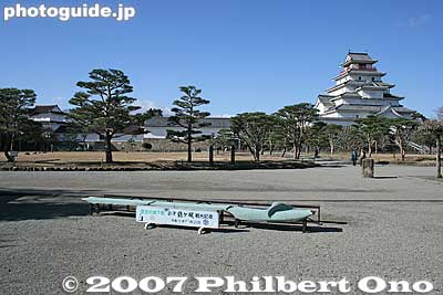 Wakamatsu Castle has only these buildings standing. No other turrets, towers, or palace buildings remain.
Keywords: fukushima aizuwakamatsu aizu-wakamatsu tsurugajo castle tower donjon pine tree matsu