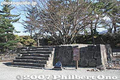 Stone foundation for Gosankai, a three-story building used as a secret meeting place. Before the castle was dismantled, this building was moved to Amida temple within the city.
Keywords: fukushima aizuwakamatsu aizu-wakamatsu tsurugajo castle