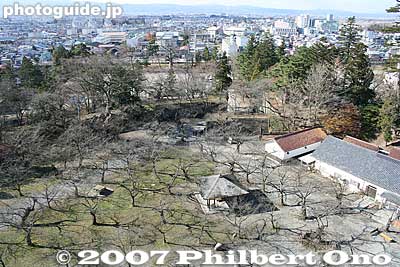 Looking east. These are cherry trees below.
Keywords: fukushima aizuwakamatsu aizu-wakamatsu tsurugajo castle tower donjon