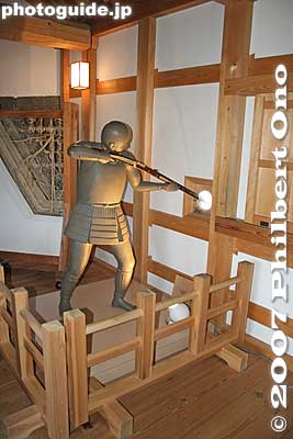 A warrior dummy shows how a hole in the wall is used.
Keywords: fukushima aizuwakamatsu aizu-wakamatsu tsurugajo castle