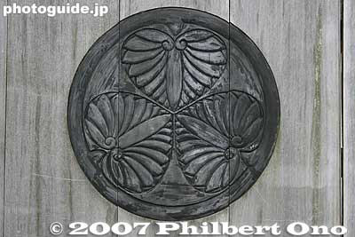 Family crest on door. (Not the Gamo crest.)
Keywords: fukushima aizuwakamatsu gamo gamoh ujisato grave kotokuji temple
