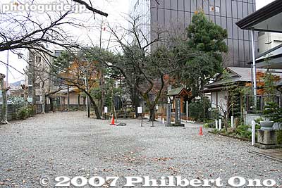 Grounds of Lord Gamo Ujisato's gravesite within Kotokuji temple. Since Ujisato was a Christian lord, it is ironic that he be buried in a Buddhist temple in Kyoto and Aizu-Wakamatsu.
Keywords: fukushima aizuwakamatsu gamo gamoh ujisato grave kotokuji temple fromshiga