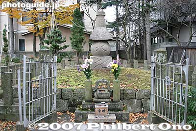 Lord Gamo Ujisato's grave. This is a secondary grave, where his hair is buried. His main grave is at a temple in Kyoto where he died at age 40.
Keywords: fukushima aizuwakamatsu gamo gamoh ujisato grave kotokuji temple tomb fromshiga