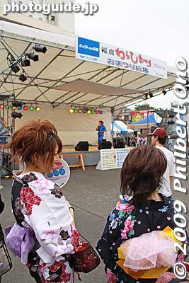 Near the intersection of Ekimae-dori and Route 13 was this entertainment stage.
Keywords: fukushima waraji matsuri festival belly dancers yukata kimono