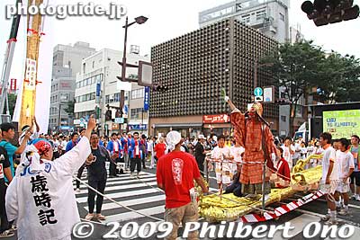 The giant golden waraji was used to open the waraji races on the second day of the festival.
Keywords: fukushima waraji matsuri festival 
