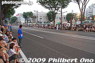 On Aug. 8, 2009 from 5:30 pm to 7:30 pm, the second day of the festival, they held waraji races along Route 13 (Shinobu-dori).
Keywords: fukushima waraji matsuri festival 