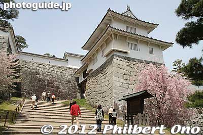 The steps lead to Minowa Gate. 箕輪門
Keywords: fukushima nihonmatsu kasumigajo japancastle pine trees matsu sakura cherry blossoms