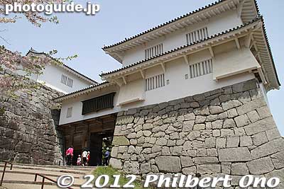 Nihonmatsu Castle's Minowa Gate was reconstructed in Aug. 1982 at a cost of 200 million yen. 箕輪門
Keywords: fukushima nihonmatsu kasumigajo japancastle pine trees matsu