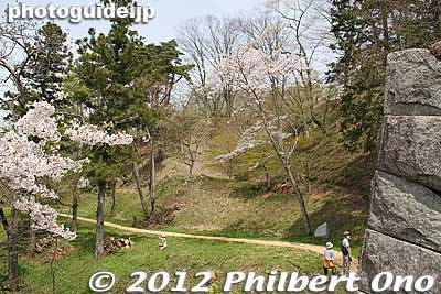 From Karamete-mon Gate are these steps going to the hilltop Honmaru. This was also closed off to visitors due to mudslide.
Keywords: fukushima nihonmatsu kasumigajo castle pine trees matsu cherry blossoms sakura