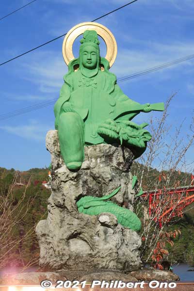 Statue of the goddess Benzaiten, protector against floods and water accidents. Goddess of anything that flows, including music.
Keywords: gifu ena enakyo gorge maple leaves autumn foliage