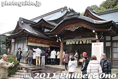 Keywords: gifu inaba shrine jinja kinkazan hatsumode new years