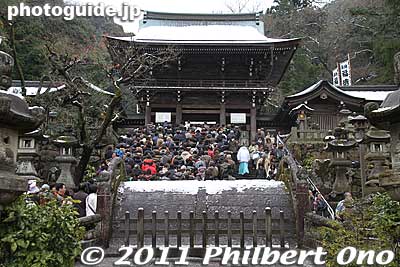 Arched bridge too steep to cross over.
Keywords: gifu inaba shrine jinja kinkazan hatsumode new years