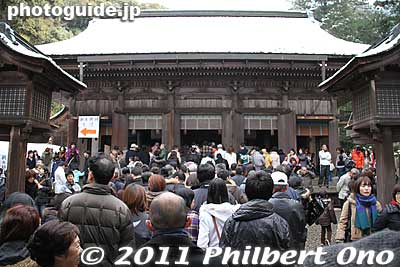 Inaba Shrine's Haiden Hall was where we could pray.
Keywords: gifu inaba shrine jinja kinkazan hatsumode new years matsuri01