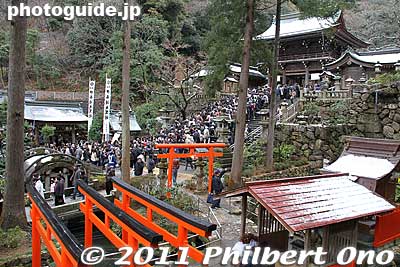 Keywords: gifu inaba shrine jinja kinkazan hatsumode new years torii