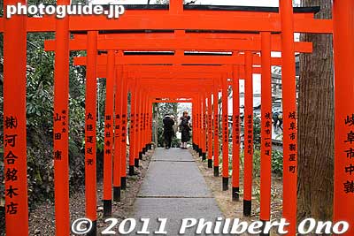 Inari Shrine torii. 楓稲荷神社
Keywords: gifu inaba shrine jinja kinkazan hatsumode new years torii