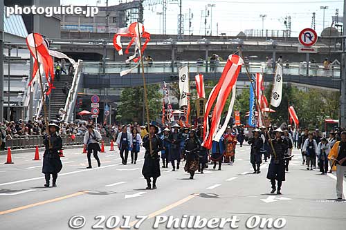 With tall banners and the surrounding foot soldiers, the parade's main character of Oda Nobunaga was unmistakable.
Keywords: gifu nobunaga matsuri festival parade