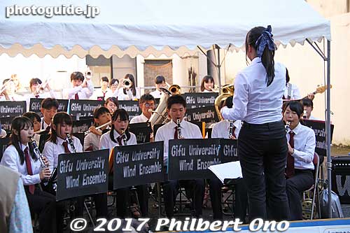 Gifu University Wind Ensemble perform on a narrow street.
Keywords: gifu nobunaga matsuri festival