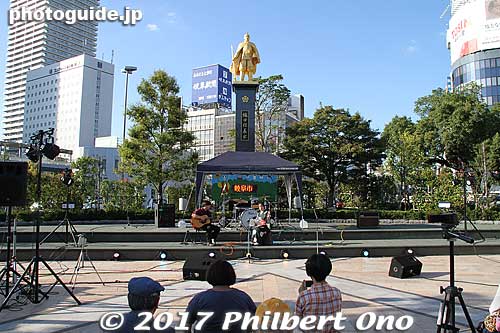 At JR Gifu Station, some outdoor entertainment in front of Nobunaga's golden statue. JR岐阜駅前信長ゆめ広場
Keywords: gifu nobunaga matsuri festival