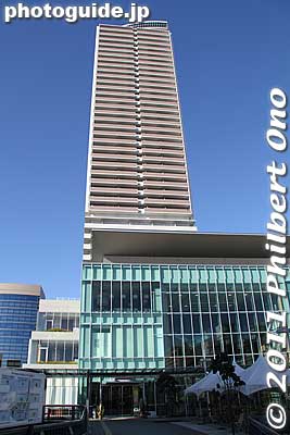 The lower floors have shops and restaurants. Upper floors are condominiums. The 43rd floor at the top is a lookout deck and restaurant.
Keywords: gifu city tower 