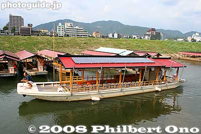 Ukai cormorant fishing viewing boat. You don't need to go as a group. You can go by yourself and just ride with other passengers. There are also boats for women only, families only, and couples only.
Keywords: gifu nagaragawa river ukai cormorant fishing fisherman birds boats