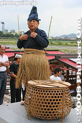 The cap protrudes upward to make room for the topknot which the men used to have in the old days. His shirt (ryofuku) is made of cotton. He also has a fire-protection vest (muneate) that has a pocket. 漁服（りょうふく）胸あて（むあて）
Keywords: gifu nagaragawa river ukai cormorant fishing fisherman birds boats