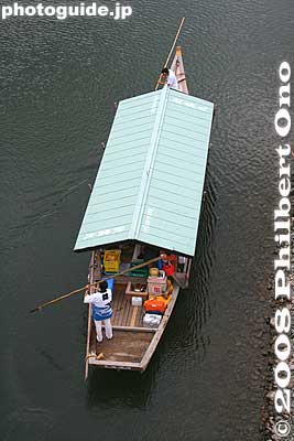 The smaller yakata-bune, like this one, is human-powered.
Keywords: gifu nagaragawa river ukai cormorant fishing fisherman birds boats