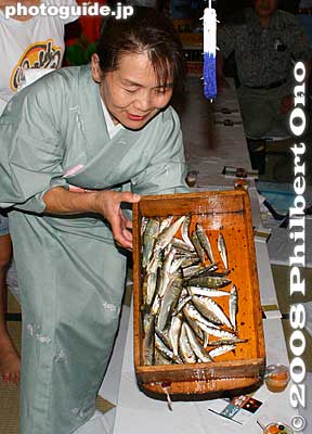 They also showed us a sample of the ayu sweetfish that were caught. These are larger than normal ayu. Those caught by the cormorants are expensive. The fish die quickly in the bird's beak, preserving freshness. You can see the beak marks on the fish.
Keywords: gifu nagaragawa river ukai cormorant fishing fisherman birds boats