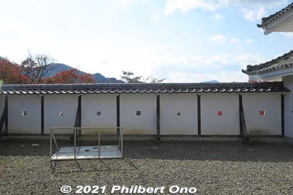 Defensive wall with holes for weapons.
Keywords: gifu Gujo Hachiman Castle autumn foliage leaves maples
