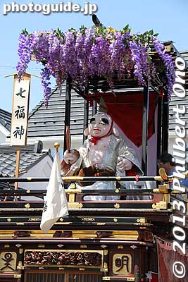 This float had a human inside this costume of Hotei, one of the Seven Gods of Good Fortune.
Keywords: gifu hashima takehana matsuri festival floats