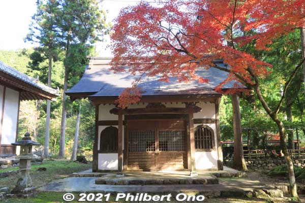 Juodo Hall is a small worhsip hall (closed) on the way to Kegonji. 十王堂
Keywords: gifu ibigawa tanigumi-san kegonji temple tendai Buddhist autumn leaves foliage