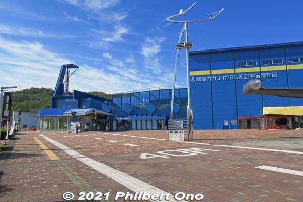Entrance to the museum is here on the left side of the building. Admission charged. (Free admission on Nov. 3, Culture Day.)
Keywords: gifu Kakamigahara Air Space Museum aviation airplane