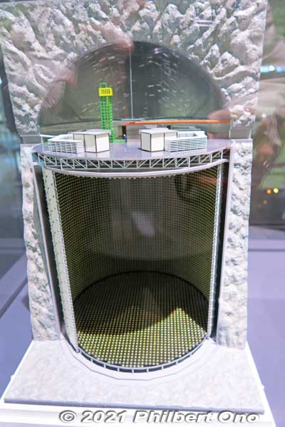1/135 scale model of KAGRA's Super Kamiokande gravitational wave observatory built underground to detect neutrino, dark matter, and gravitational waves. Cylindrical stainless steel tank about 40 m in height and diameter, filled with ultrapure water.
Keywords: gifu Kakamigahara Air Space Museum aviation