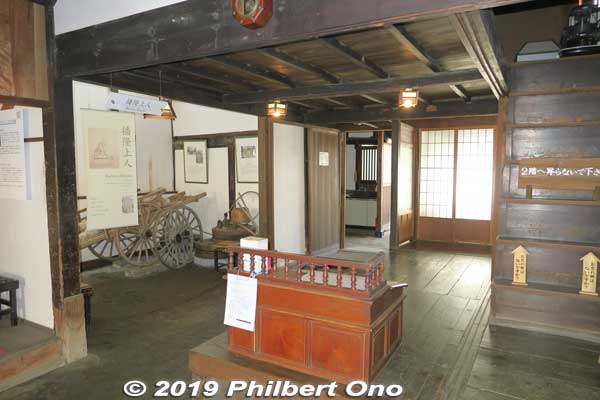 Small desk was for the merchant taking care of tobacco business at Komatsu-ya or Yoshida Family Residence (吉田家住宅).
Keywords: gifu minokamo ota-juku nakasendo