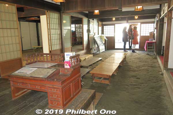 Small desk was for the merchant at work for his tobacco business at Komatsu-ya or Yoshida Family Residence (吉田家住宅).
Keywords: gifu minokamo ota-juku nakasendo japanhouse