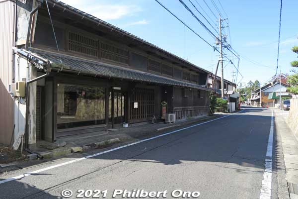 Old Nakasendo Road in Mieji-juku. It's a very quiet place to walk around. Hardly any people. No shops, no local museums. But a few homes were selling persimmons on their front yard.
Keywords: gifu mizuho mieji-juku nakasendo