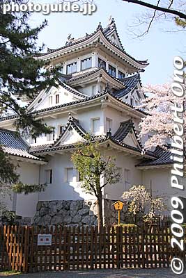 Ogaki Castle tower (donjon) is four stories high. Now a museum.
Keywords: gifu ogaki castle 
