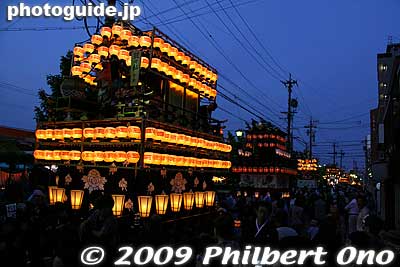 At 7 pm, the paper lanterns on the floats were lit up.
Keywords: gifu ogaki matsuri festival floats yama 