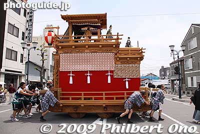 Aioi-yama crossing the road.
Keywords: gifu ogaki matsuri festival floats yama 