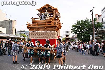 The floats make a turn from Eki-dori road to proceed to the shrine.
Keywords: gifu ogaki matsuri festival floats 